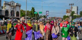 Radio Relawan Depok Sambut Hari Ibu dengan Aksi Pungut Sampah Berkebaya di CFD Margonda